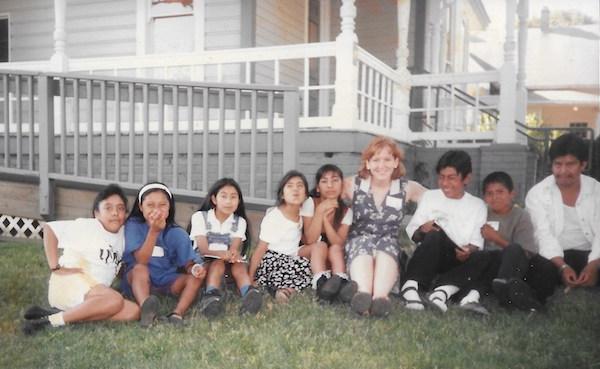 玛莎·姆萨姆德斯Bolaños和其他孩子在森林格罗夫校园
