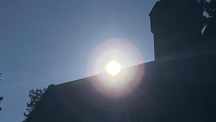 旧学院礼堂在太阳的映衬下呈现出剪影